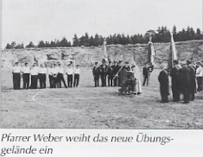 Pfarrer Weber weiht das neue Übungsgelände ein